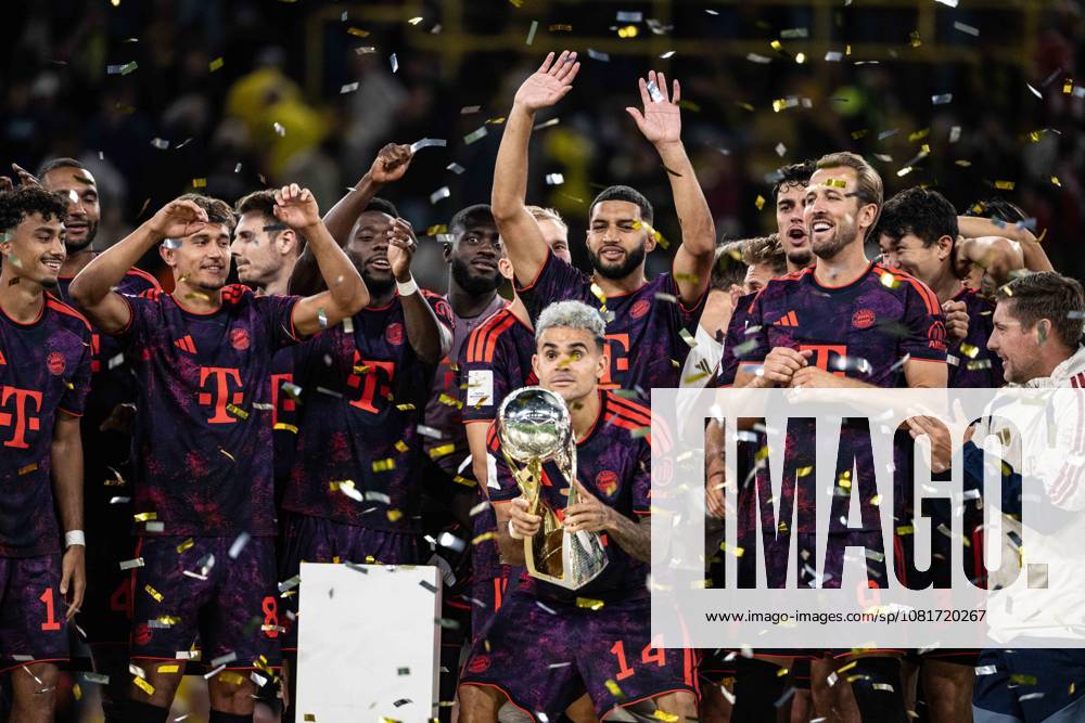 Luis Diaz 14 (FC Bayern Muenchen) mit Pokal, Borussia Dortmund vs. FC Bayern Muenchen, Fussball, Franz Beckenbauer Supercup, 22.08.2026 DFB regulations prohibit any use of photographs as image sequences and or quasi-video Dortmund Nordrhein-Westfalen Deutschland