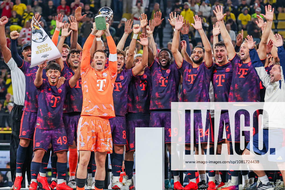 Franz Beckenbauer Supercup 2026 - Borussia Dortmund - FC Bayern München am 22.08.2026 im Signal Iduna Park in Dortmund Jubel und Freude beim Supercup Gewinner der Mannschaft des FC Bayern München, hier mit Maycon Normanha Cardozo (Muenchen 49), Torwart Manuel Neuer (Muenchen 1) , Alphonso Davies (Muenchen 19) , Ismael Saibari (Muenchen 34) , Harry Kane (Muenchen 9)