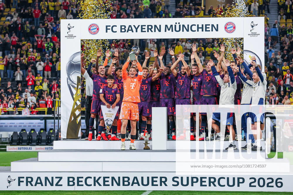 Franz Beckenbauer Supercup 2026 - Borussia Dortmund - FC Bayern München am 22.08.2026 im Signal Iduna Park in Dortmund Jubel und Freude beim Supercup Gewinner der Mannschaft des FC Bayern München, hier mit Maycon Normanha Cardozo (Muenchen 49), Torwart Manuel Neuer (Muenchen 1) , Alphonso Davies (Muenchen 19) , Ismael Saibari (Muenchen 34) , Harry Kane (Muenchen 9)