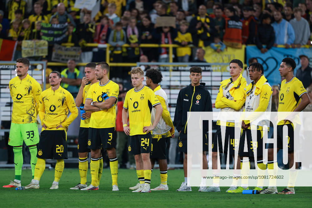 Franz Beckenbauer Supercup 2026 - Borussia Dortmund - FC Bayern München am 22.08.2026 im Signal Iduna Park in Dortmund Enttäuschte Dortmunder nach der Niederlage, hier mit Torwart Alexander Meyer (Dortmund 33) , Marcel Sabitzer (Dortmund 20) , Waldemar Anton (Dortmund 3) , Daniel Svensson (Dortmund 24) , Luca Reggiani (Dortmund 49) , Filippo Mane (Dortmund 39) , Jobe Bellingham (Dortmund 7)