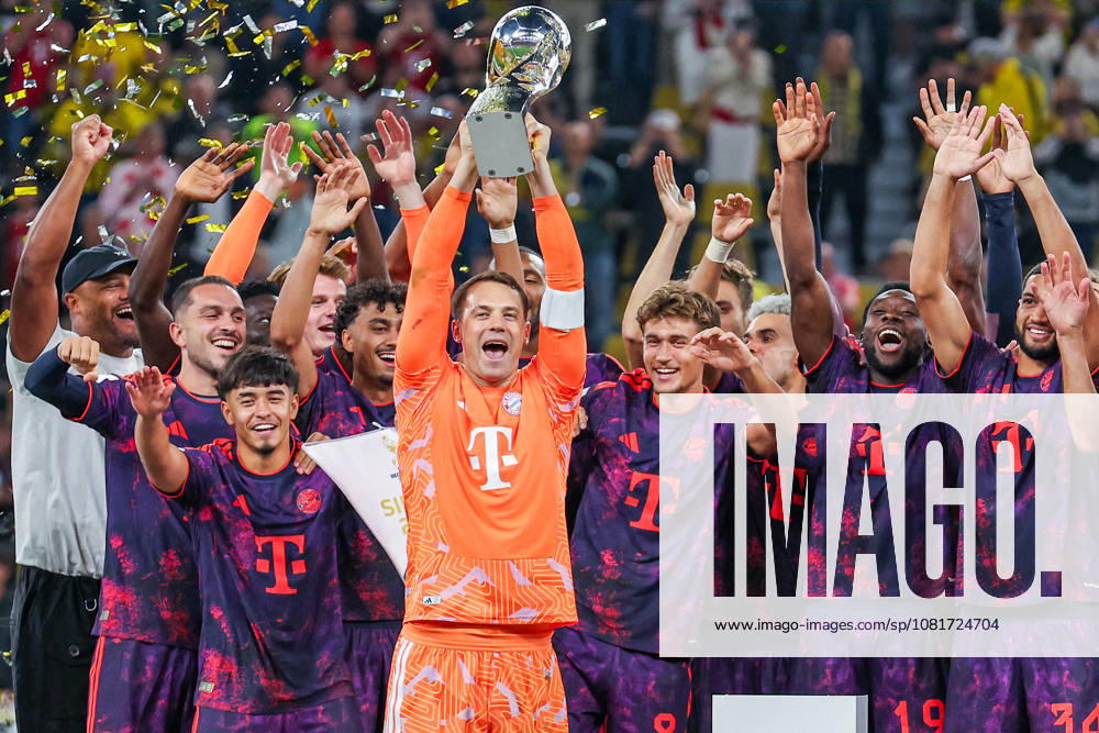 Franz Beckenbauer Supercup 2026 - Borussia Dortmund - FC Bayern München am 22.08.2026 im Signal Iduna Park in Dortmund Jubel und Freude beim Supercup Gewinner der Mannschaft des FC Bayern München, hier mit Maycon Normanha Cardozo (Muenchen 49), Torwart Manuel Neuer (Muenchen 1) , Tom Bischof (Muenchen 8) , Alphonso Davies (Muenchen 19) , Ismael Saibari (Muenchen 34)