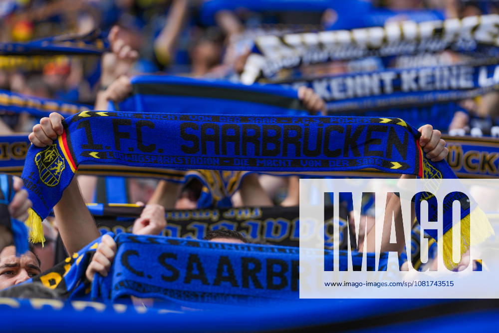 Fußball, DFB Pokal, 1. FC Saarbrücken - Hertha BSC, Saison 2026 2027, Ludwigsparkstadion: Ein Fan des 1.FC Saarbruecken hält einen Schal hoch DFB regulations prohibit any use of photographs as image sequences and or quasi-video.