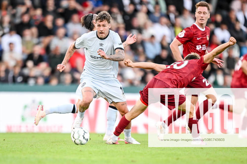 Joel Grodowski (Arminia Bielefeld) und Lukas Stopel (SG Sonnenhof Grossaspach) im Zweikampf waehrend des DFB-Pokal 1 Runde Spiels zwichen SG Sonnenhof Grossaspach v Arminia Bielefeld, Wir machen Druck Arena am 22. August 2026 in Grossaspach, Deutschland. (Foto von Harry Langer DeFodi Images) +++ Joel Grodowski (Arminia Bielefeld) und Lukas Stopel (SG Sonnenhof Grossaspach) battle for the ball during the DFB-Pokal 1 Runde match between SG Sonnenhof Grossaspach v Arminia Bielefeld at Wir machen Druck Arena on August 22, 2026 in Grossaspach, Germany. (Photo by Harry Langer DeFodi Images) (Photo by Harry Langer DeFodi Images) DFB DFL REGULATIONS PROHIBIT ANY USE OF PHOTOGRAPHS AS IMAGE SEQUENCES AND OR QUASI-VIDEO. -