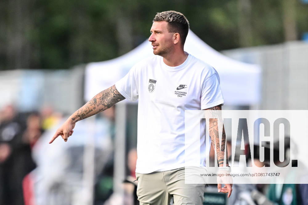 Trainer Pascal Reinhardt (SG Sonnenhof Grossaspach) gestikuliert, gestik waehrend des DFB-Pokal 1 Runde Spiels zwichen SG Sonnenhof Grossaspach v Arminia Bielefeld, Wir machen Druck Arena am 22. August 2026 in Grossaspach, Deutschland. (Foto von Harry Langer DeFodi Images) +++ Trainer Pascal Reinhardt (SG Sonnenhof Grossaspach) gestures during the DFB-Pokal 1 Runde match between SG Sonnenhof Grossaspach v Arminia Bielefeld at Wir machen Druck Arena on August 22, 2026 in Grossaspach, Germany. (Photo by Harry Langer DeFodi Images) (Photo by Harry Langer DeFodi Images) DFB DFL REGULATIONS PROHIBIT ANY USE OF PHOTOGRAPHS AS IMAGE SEQUENCES AND OR QUASI-VIDEO. -