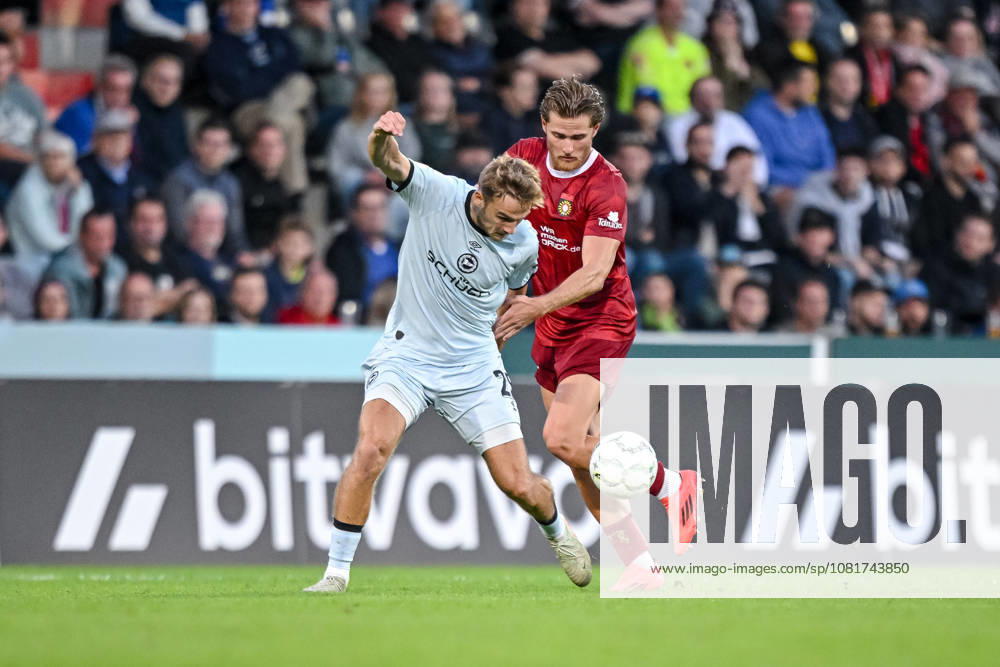 Tim Handwerker (Arminia Bielefeld) und Tim Rossmann (SG Sonnenhof Grossaspach) im Zweikampf waehrend des DFB-Pokal 1 Runde Spiels zwichen SG Sonnenhof Grossaspach v Arminia Bielefeld, Wir machen Druck Arena am 22. August 2026 in Grossaspach, Deutschland. (Foto von Harry Langer DeFodi Images) +++ Tim Handwerker (Arminia Bielefeld) und Tim Rossmann (SG Sonnenhof Grossaspach) battle for the ball during the DFB-Pokal 1 Runde match between SG Sonnenhof Grossaspach v Arminia Bielefeld at Wir machen Druck Arena on August 22, 2026 in Grossaspach, Germany. (Photo by Harry Langer DeFodi Images) (Photo by Harry Langer DeFodi Images) DFB DFL REGULATIONS PROHIBIT ANY USE OF PHOTOGRAPHS AS IMAGE SEQUENCES AND OR QUASI-VIDEO. -