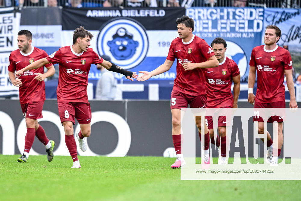 Elias Rahn (SG Sonnenhof Grossaspach) Torjubel, jubelt mit seiner Mannschaft nach treffer zum 1:0 waehrend des DFB-Pokal 1 Runde Spiels zwichen SG Sonnenhof Grossaspach v Arminia Bielefeld, Wir machen Druck Arena am 22. August 2026 in Grossaspach, Deutschland. (Foto von Harry Langer DeFodi Images) +++ Elias Rahn (SG Sonnenhof Grossaspach) celebrates after scoring his team s first goal with teammates during the DFB-Pokal 1 Runde match between SG Sonnenhof Grossaspach v Arminia Bielefeld at Wir machen Druck Arena on August 22, 2026 in Grossaspach, Germany. (Photo by Harry Langer DeFodi Images) (Photo by Harry Langer DeFodi Images) DFB DFL REGULATIONS PROHIBIT ANY USE OF PHOTOGRAPHS AS IMAGE SEQUENCES AND OR QUASI-VIDEO. -