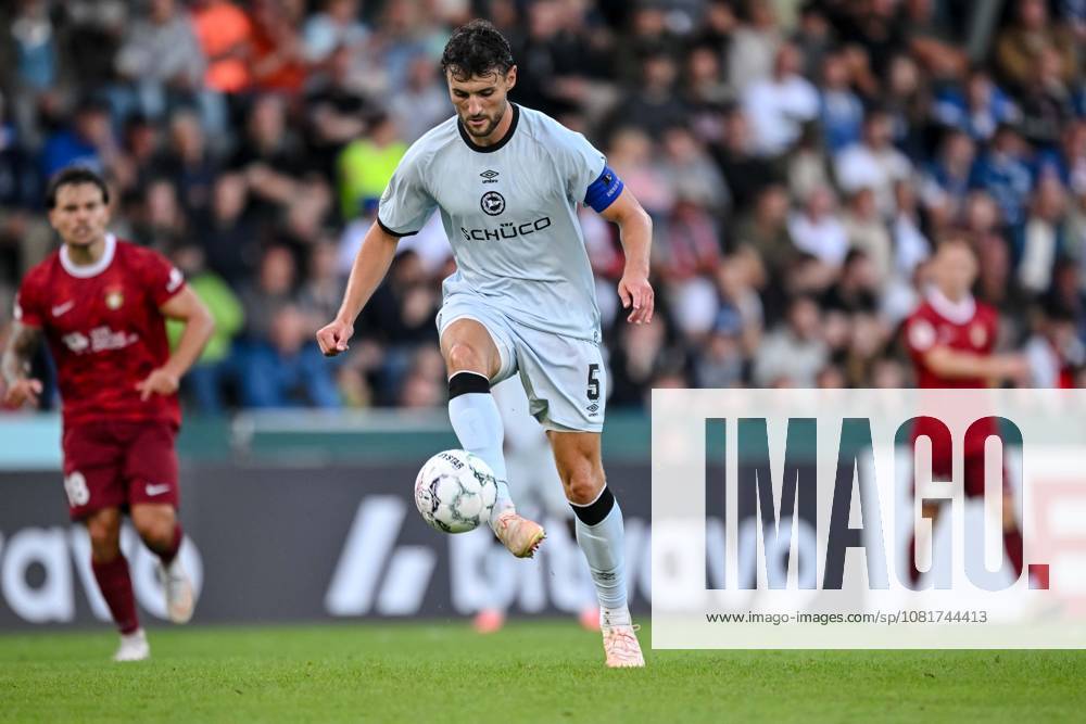 Maximilian Bauer (Arminia Bielefeld) in Aktion, am Ball, Einzelaktion waehrend des DFB-Pokal 1 Runde Spiels zwichen SG Sonnenhof Grossaspach v Arminia Bielefeld, Wir machen Druck Arena am 22. August 2026 in Grossaspach, Deutschland. (Foto von Harry Langer DeFodi Images) +++ Maximilian Bauer (Arminia Bielefeld) controls the Ball during the DFB-Pokal 1 Runde match between SG Sonnenhof Grossaspach v Arminia Bielefeld at Wir machen Druck Arena on August 22, 2026 in Grossaspach, Germany. (Photo by Harry Langer DeFodi Images) (Photo by Harry Langer DeFodi Images) DFB DFL REGULATIONS PROHIBIT ANY USE OF PHOTOGRAPHS AS IMAGE SEQUENCES AND OR QUASI-VIDEO. -