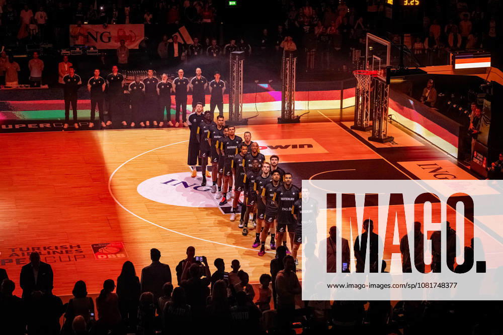 Basketball Hamburg 22.08.2026 Turkish Airlines Supercup 2026 Finale Deutschland (GER) - Kroatien (CRO) Nationalhymne Barclays Arena Hamburg Sportstätte David Krämer (Deutschland, No.44) Kraemer Kramer Johannes Thiemann (Deutschland, No.32) Kostja Mushidi (Deutschland, No.29) Malte Delow (Deutschland, No.20) Kay Patrick Bruhnke (Deutschland, No.19) Dennis Schröder Schroeder (Deutschland, No.17) Schröder Schroder Louis Olinde (Deutschland, No.16) Nelson Weidemann (Deutschland, No.11) Daniel Theis (Deutschland, No.10) Tristan Da Silva (Deutschland, No.05) Maodo Lo (Deutschland, No.04) Oscar da Silva (Deutschland, No.01) Isaac Bonga (Deutschland, No.00) Isaiah Hartenstein