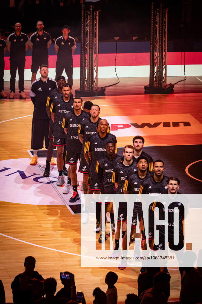 Basketball Hamburg 22.08.2026 Turkish Airlines Supercup 2026 Finale Deutschland (GER) - Kroatien (CRO) Nationalhymne Barclays Arena Hamburg Sportstätte David Krämer (Deutschland, No.44) Kraemer Kramer Johannes Thiemann (Deutschland, No.32) Kostja Mushidi (Deutschland, No.29) Malte Delow (Deutschland, No.20) Kay Patrick Bruhnke (Deutschland, No.19) Dennis Schröder Schroeder (Deutschland, No.17) Schröder Schroder Louis Olinde (Deutschland, No.16) Nelson Weidemann (Deutschland, No.11) Daniel Theis (Deutschland, No.10) Tristan Da Silva (Deutschland, No.05) Maodo Lo (Deutschland, No.04) Oscar da Silva (Deutschland, No.01) Isaac Bonga (Deutschland, No.00) Isaiah Hartenstein