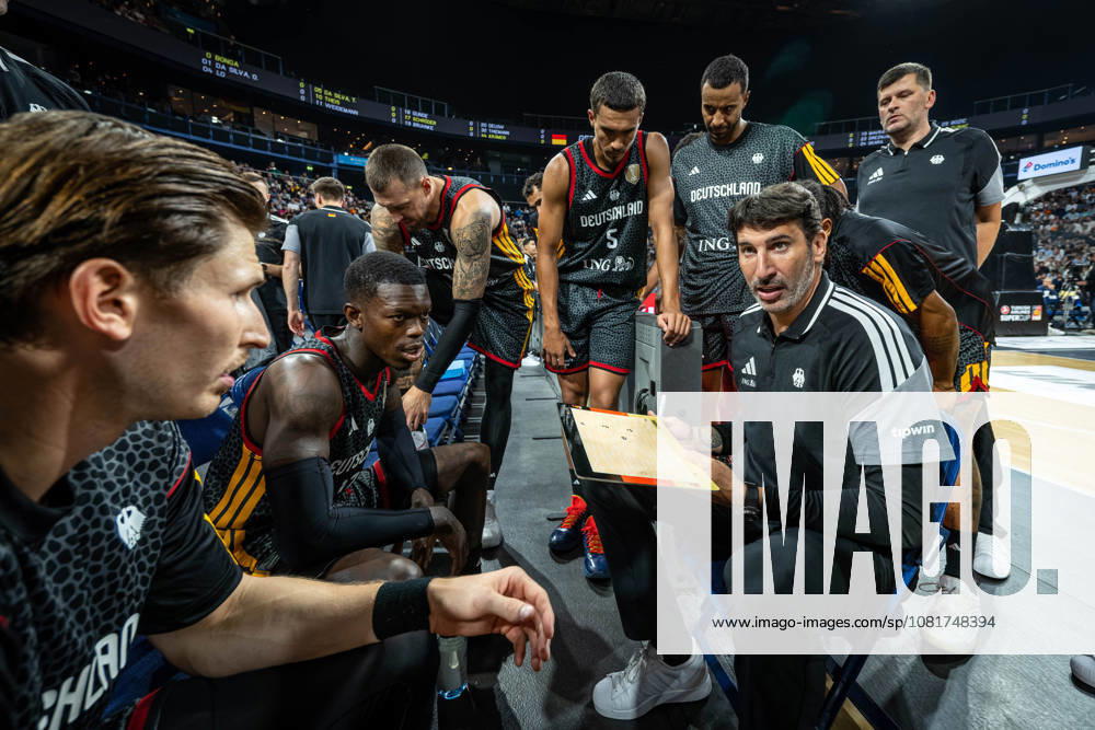 Basketball Hamburg 22.08.2026 Turkish Airlines Supercup 2026 Finale Deutschland (GER) - Kroatien (CRO) Auszeit Alex Mumbru (Deutschland, Bundestrainer) Dennis Schröder Schroeder (Deutschland, No.17) Schröder Schroder David Krämer (Deutschland, No.44) Kraemer Kramer