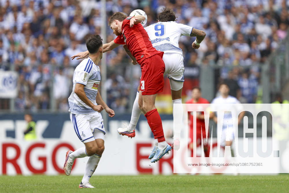 Florian Le Joncour (SV 07 Elversberg) und Lex-Tyger Lobinger (MSV Duisburg) im Zweikampf waehrend des Spiels der 1. Runde des DFB-Pokal zwischen MSV Duisburg und SV 07 Elversberg, Schauinsland-Reisen-Arena am 22. August 2026 in Duisburg, Deutschland. (Foto von Oliver Kaelke DeFodi Images) +++ Florian Le Joncour (SV 07 Elversberg) und Lex-Tyger Lobinger (MSV Duisburg) battle for the ball during the 1st round match of the DFB-Pokal between MSV Duisburg and SV 07 Elversberg at Schauinsland-Reisen-Arena on August 22, 2026 in Duisburg, Germany. (Photo by Oliver Kaelke DeFodi Images) DFB DFL REGULATIONS PROHIBIT ANY USE OF PHOTOGRAPHS AS IMAGE SEQUENCES AND OR QUASI-VIDEO. (Photo by Oliver Kaelke DeFodi Images) -