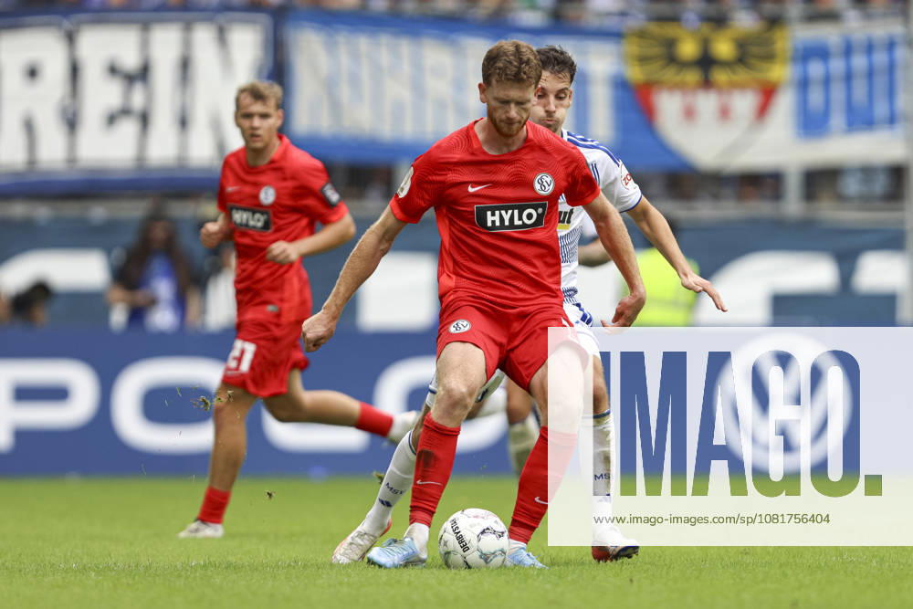Florian Le Joncour (SV 07 Elversberg) und Conor Noss (MSV Duisburg) im Zweikampf waehrend des Spiels der 1. Runde des DFB-Pokal zwischen MSV Duisburg und SV 07 Elversberg, Schauinsland-Reisen-Arena am 22. August 2026 in Duisburg, Deutschland. (Foto von Oliver Kaelke DeFodi Images) +++ Florian Le Joncour (SV 07 Elversberg) und Conor Noss (MSV Duisburg) battle for the ball during the 1st round match of the DFB-Pokal between MSV Duisburg and SV 07 Elversberg at Schauinsland-Reisen-Arena on August 22, 2026 in Duisburg, Germany. (Photo by Oliver Kaelke DeFodi Images) DFB DFL REGULATIONS PROHIBIT ANY USE OF PHOTOGRAPHS AS IMAGE SEQUENCES AND OR QUASI-VIDEO. (Photo by Oliver Kaelke DeFodi Images) -