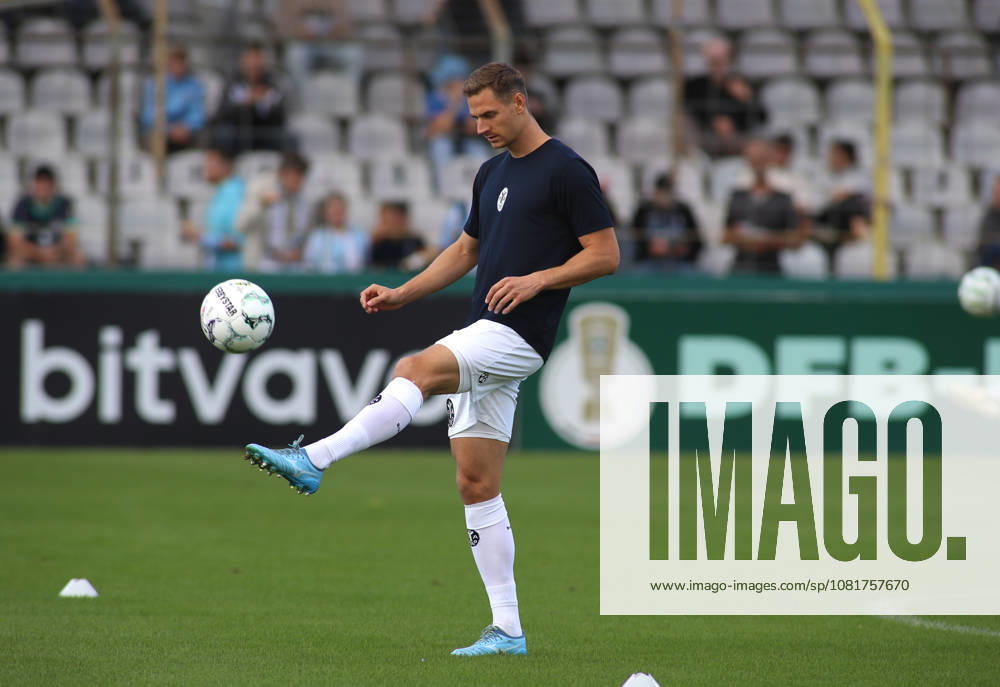 Fussball, Herren, DFB-Pokal, 1.Hauptrunde, Saison 2026 2027, TSV 1860 München - Holstein Kiel, Grünwalder Stadion Dennis Dressel (TSV 1860 München) spielt mit einem Ball hier beim Aufwärmen