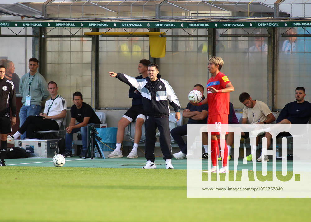 Fussball, Herren, DFB-Pokal, 1.Hauptrunde, Saison 2026 2027, TSV 1860 München - Holstein Kiel, Grünwalder Stadion Alper Kayabunar, Trainer (TSV 1860 München) hebt den rechten Arm, an der Seitenlinie stehend