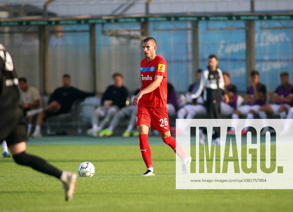 Fussball, Herren, DFB-Pokal, 1.Hauptrunde, Saison 2026 2027, TSV 1860 München - Holstein Kiel, Grünwalder Stadion David Zec (Holstein Kiel) mit Ball