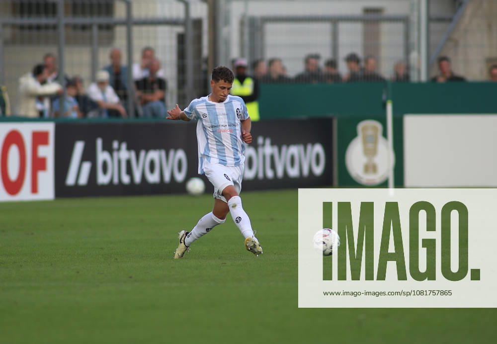 Fussball, Herren, DFB-Pokal, 1.Hauptrunde, Saison 2026 2027, TSV 1860 München - Holstein Kiel, Grünwalder Stadion Benedikt Hoppe (TSV 1860 München) spielt einen Ball