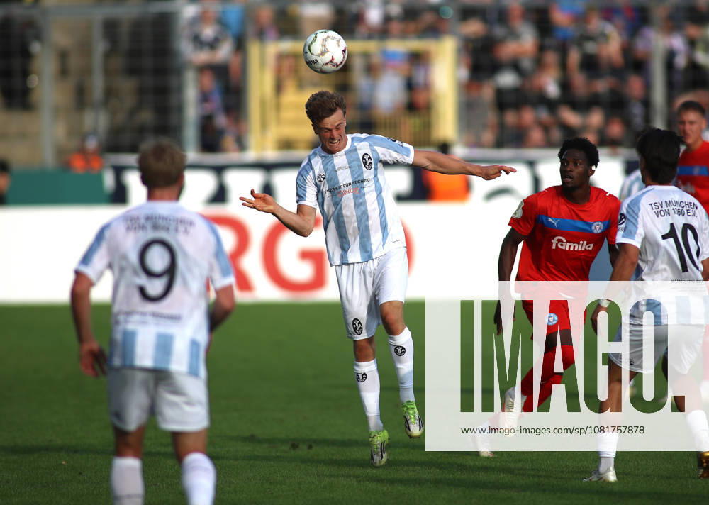 Fussball, Herren, DFB-Pokal, 1.Hauptrunde, Saison 2026 2027, TSV 1860 München - Holstein Kiel, Grünwalder Stadion Julian Bell (TSV 1860 München) bei einem Kopfball, Abwehren, Sprung