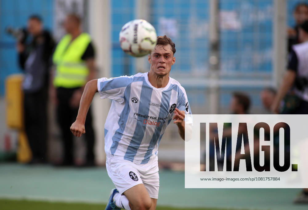Fussball, Herren, DFB-Pokal, 1.Hauptrunde, Saison 2026 2027, TSV 1860 München - Holstein Kiel, Grünwalder Stadion Emre Erdogan (TSV 1860 München) mit Blick auf den Ball im Laufen, Angriff