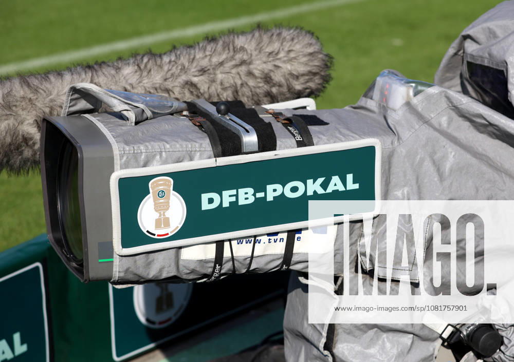 Fussball, Herren, DFB-Pokal, 1.Hauptrunde, Saison 2026 2027, TSV 1860 München - Holstein Kiel, Grünwalder Stadion Hier eine TV Kamera, Fernsehen, Live, Übertragung mit dem Schriftzug und Logo des DFB-Pokal