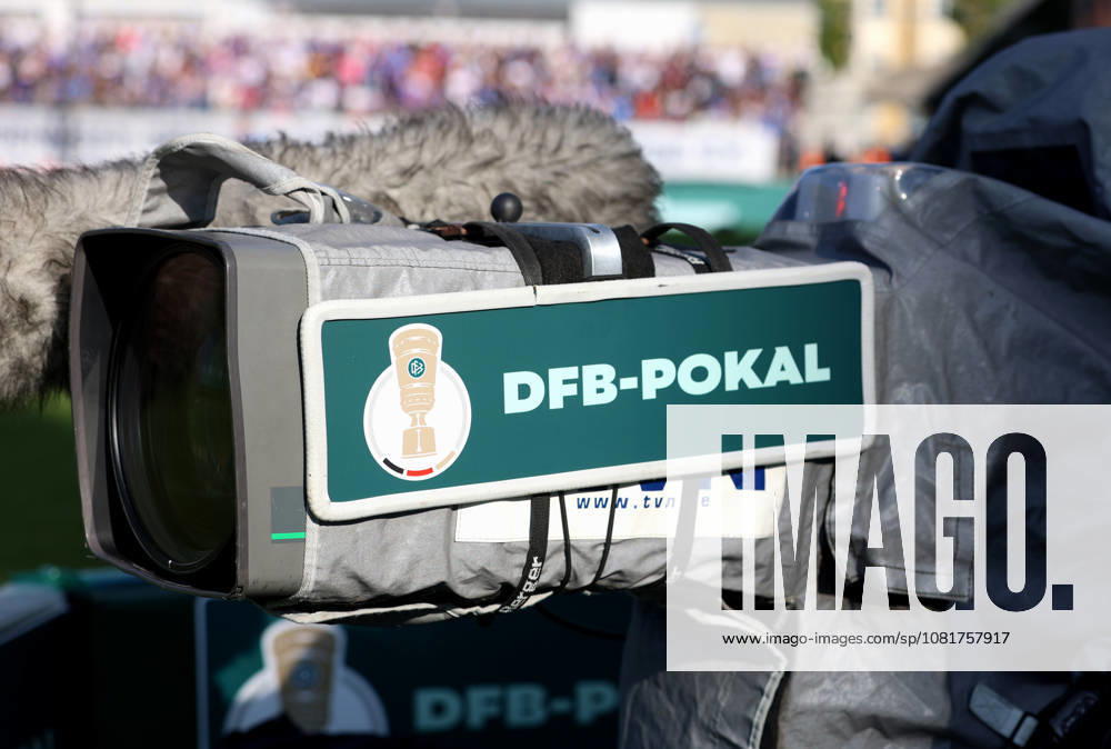 Fussball, Herren, DFB-Pokal, 1.Hauptrunde, Saison 2026 2027, TSV 1860 München - Holstein Kiel, Grünwalder Stadion Hier eine TV Kamera, Fernsehen, Live, Übertragung mit dem Schriftzug und Logo des DFB-Pokal