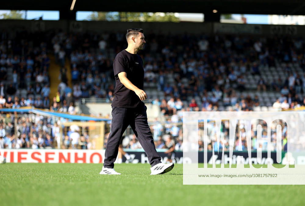 Fussball, Herren, DFB-Pokal, 1.Hauptrunde, Saison 2026 2027, TSV 1860 München - Holstein Kiel, Grünwalder Stadion Alper Kayabunar, Trainer (TSV 1860 München) geht über das Spielfeld