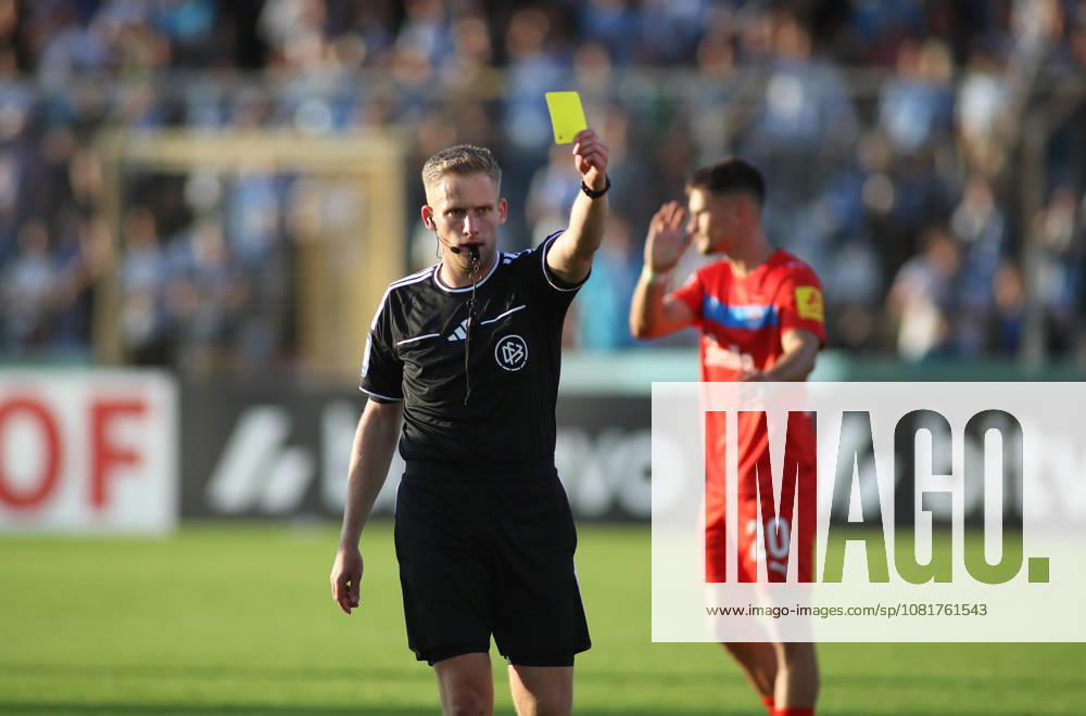 Fussball, Herren, DFB-Pokal, 1.Hauptrunde, Saison 2026 2027, TSV 1860 München - Holstein Kiel, Grünwalder Stadion Schiedsrichter Felix Weller zeigt die gelbe Karte, gelb