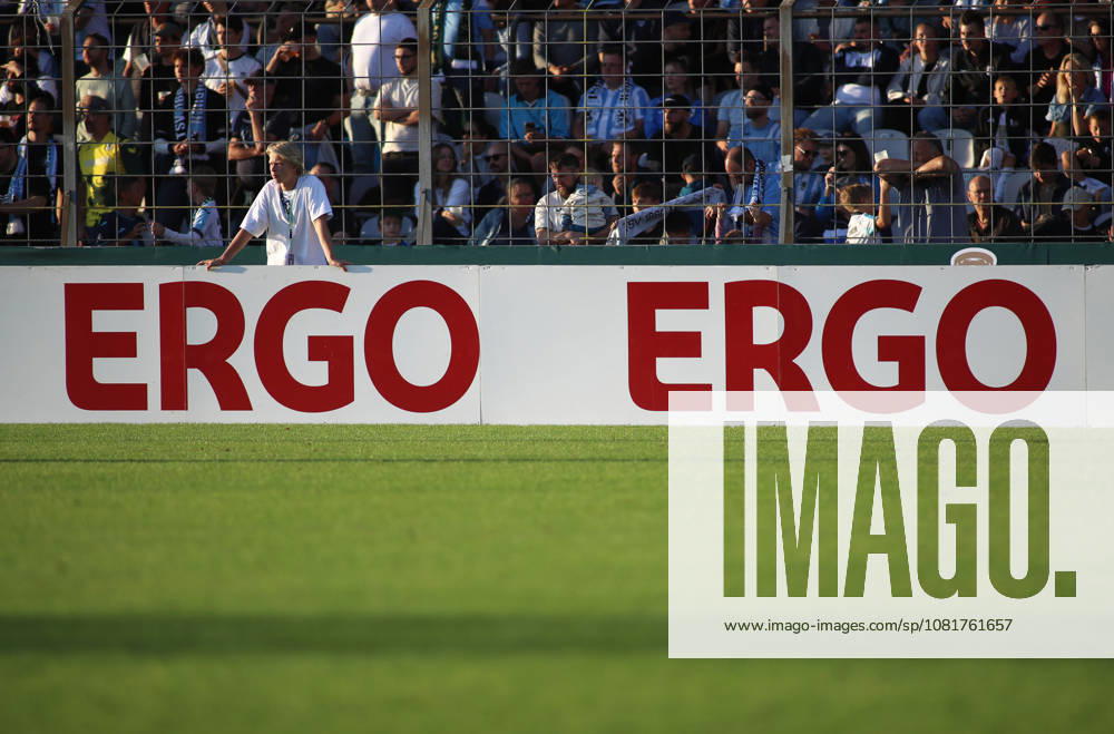 Fussball, Herren, DFB-Pokal, 1.Hauptrunde, Saison 2026 2027, TSV 1860 München - Holstein Kiel, Grünwalder Stadion Hier eine Bande, Werbebande mit dem Schriftzug Ergo, Versicherung