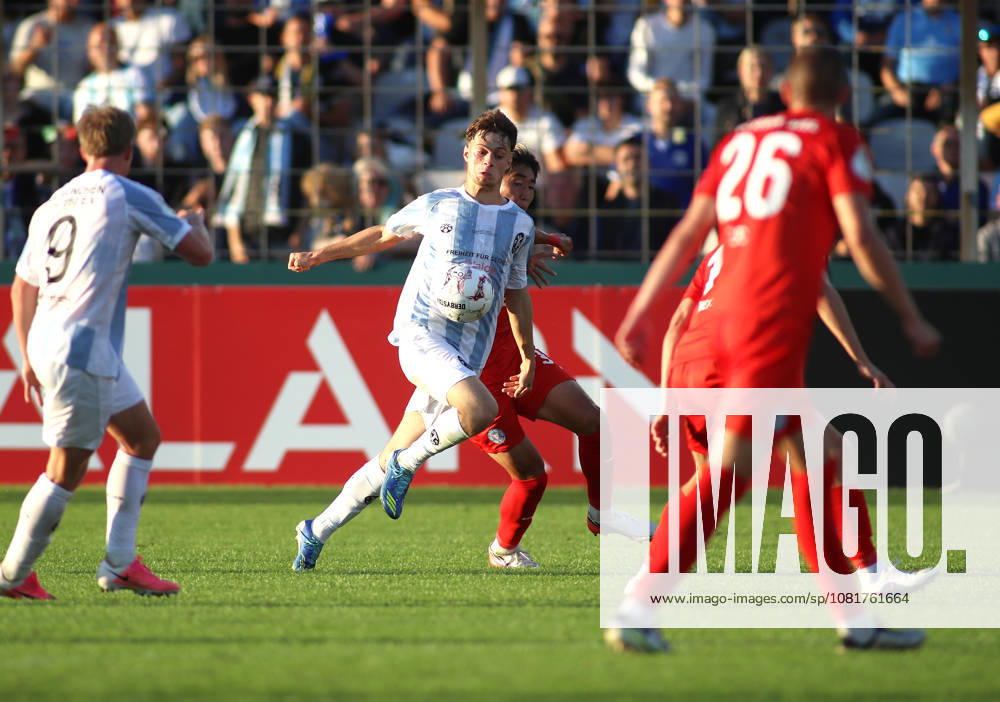 Fussball, Herren, DFB-Pokal, 1.Hauptrunde, Saison 2026 2027, TSV 1860 München - Holstein Kiel, Grünwalder Stadion Emre Erdogan (TSV 1860 München) im Zweikampf mit Ball im Angriff