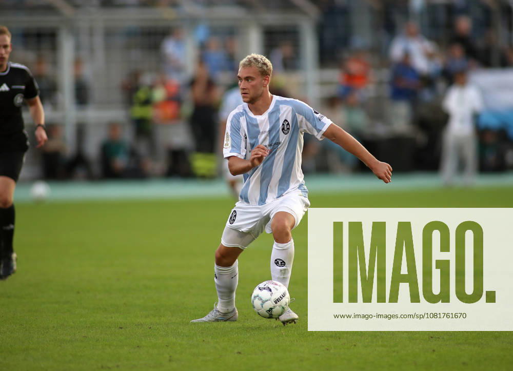 Fussball, Herren, DFB-Pokal, 1.Hauptrunde, Saison 2026 2027, TSV 1860 München - Holstein Kiel, Grünwalder Stadion Lasse Fassmann (TSV 1860 München) mit Ball