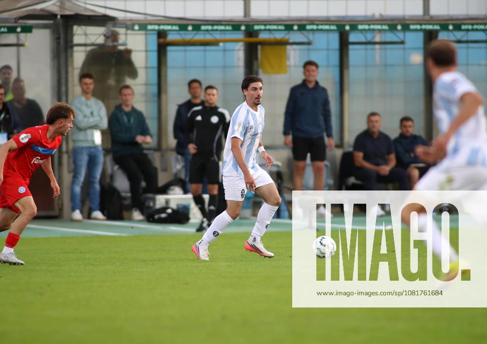 Fussball, Herren, DFB-Pokal, 1.Hauptrunde, Saison 2026 2027, TSV 1860 München - Holstein Kiel, Grünwalder Stadion Cristian Leone (TSV 1860 München) mit Ball