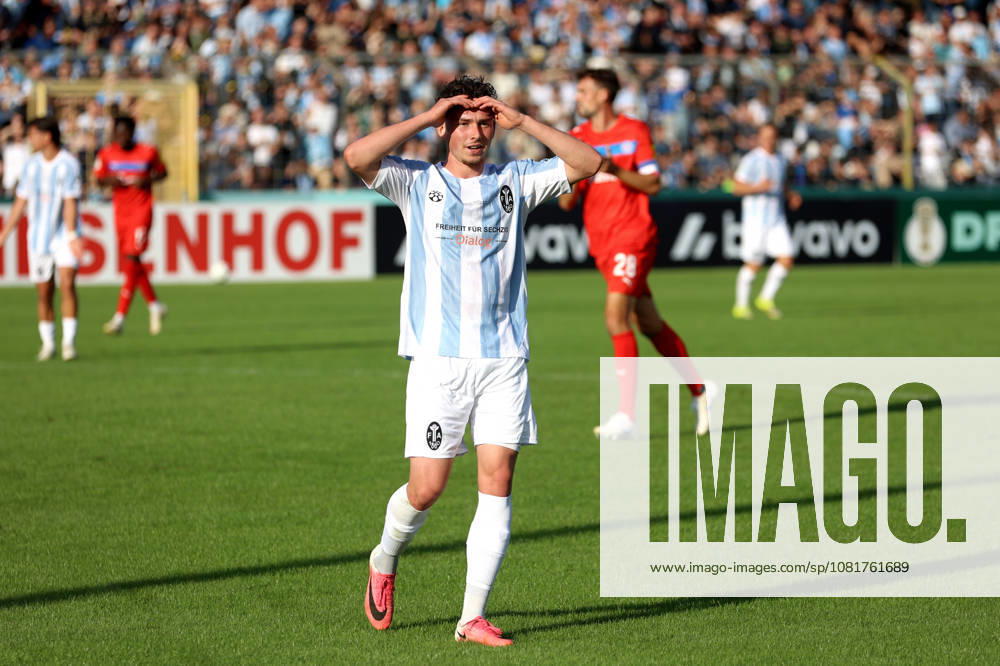 Fussball, Herren, DFB-Pokal, 1.Hauptrunde, Saison 2026 2027, TSV 1860 München - Holstein Kiel, Grünwalder Stadion Lance Fiedler (TSV 1860 München) mit beiden Händen an der Stirn, Geste, Mimik