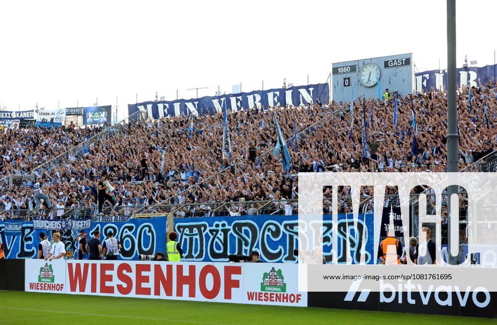 Fussball, Herren, DFB-Pokal, 1.Hauptrunde, Saison 2026 2027, TSV 1860 München - Holstein Kiel, Grünwalder Stadion Hier die Fans in der Westkurve, TSV 1860 München, Ultras, mit gehobenen Händen, Choreo, Stimmung
