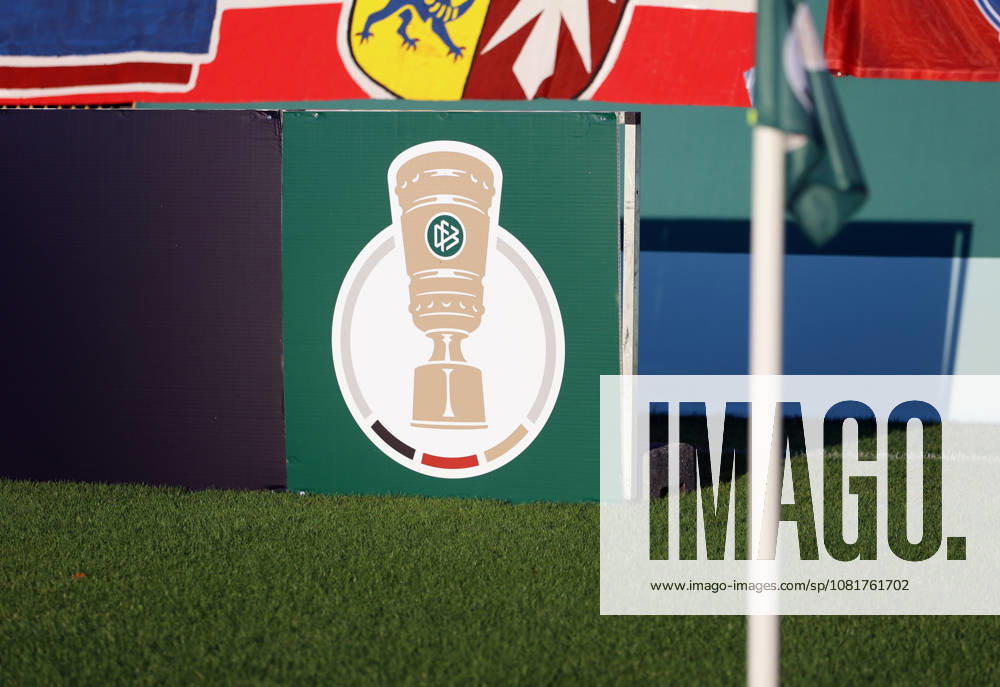 Fussball, Herren, DFB-Pokal, 1.Hauptrunde, Saison 2026 2027, TSV 1860 München - Holstein Kiel, Grünwalder Stadion Hier das Logo des DFB-Pokal auf einer Bande