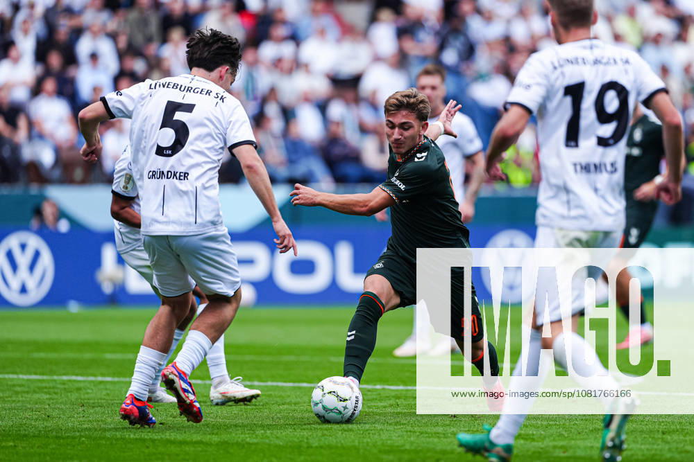Julien Gründker (Lüneburger SK Hansa, 05), Chuki (SV Werder Bremen, 20) GER, Lüneburger SK Hansa vs. SV Werder Bremen, Fußball, DFB-Pokal, 1. Runde, Saison 2026 2027, 22.08.2026 GER, Lüneburger SK Hansa vs. SV Werder Bremen, Fußball, DFB-Pokal, 1. Runde, Saison 2026 2027, 22.08.2026 Hamburg