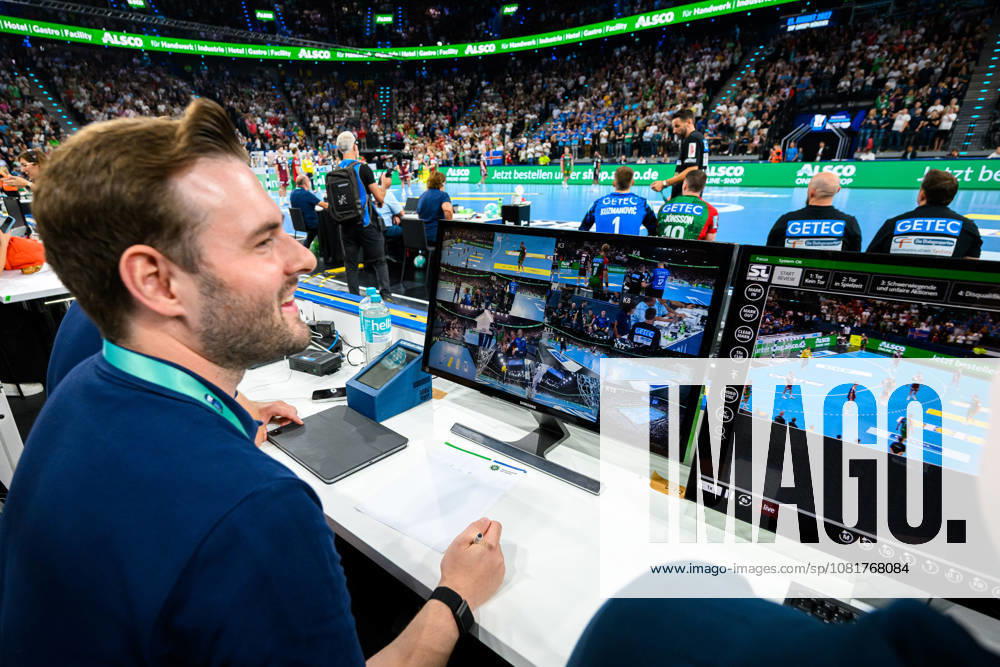 Muenchen: HBL Super Cup 2026 - SC Magdeburg - Fuechse Berlin VAR, Video Referee, Video Replay, Schiedsrichter Muenchen SAP Garden Bayern Deutschland