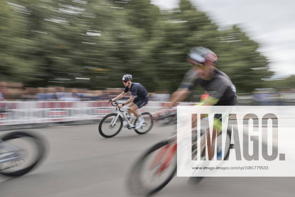 IRONMAN 70.3 Leipzig 2026: Radsegment, Sachsenbrücke Athletinnen und Athleten beim IRONMAN 70.3 Leipzig am 23. August 2026 während beim Radfahren. Der Wettkampf über die Halbdistanz umfasst 1,9 Kilometer Schwimmen, 90 Kilometer Radfahren und 21,1 Kilometer Laufen und ist Teil der internationalen IRONMAN-70.3-Serie.