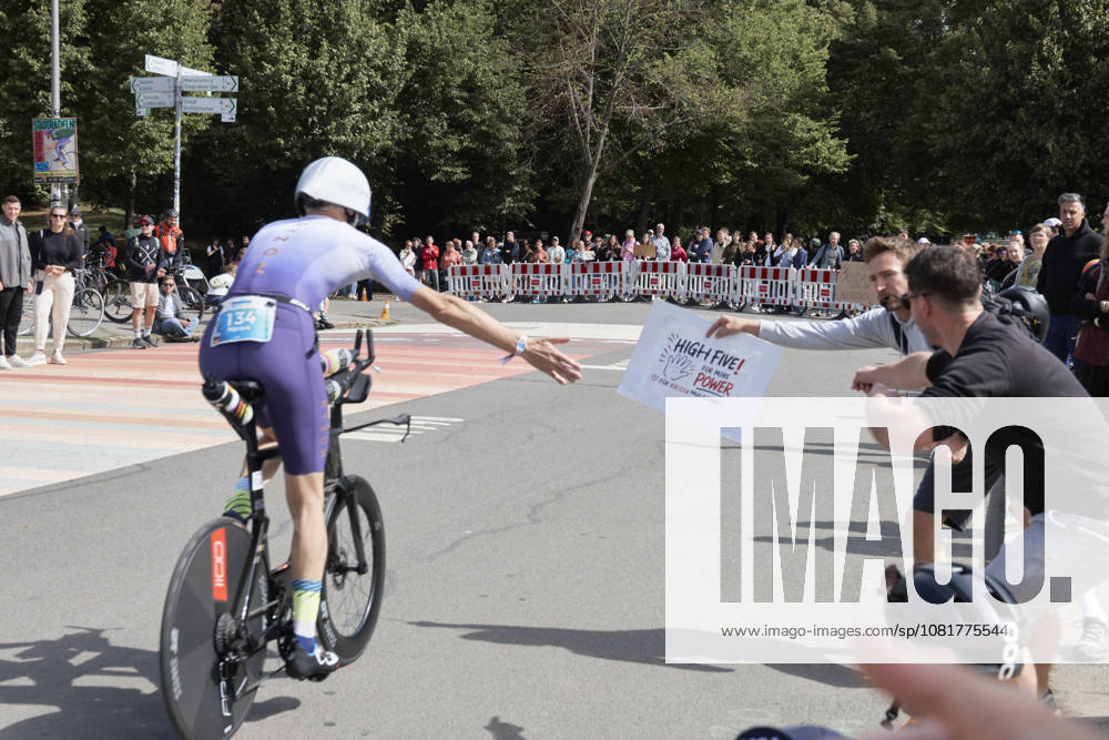 IRONMAN 70.3 Leipzig 2026: Radsegment, Sachsenbrücke Athletinnen und Athleten beim IRONMAN 70.3 Leipzig am 23. August 2026 während beim Radfahren. Der Wettkampf über die Halbdistanz umfasst 1,9 Kilometer Schwimmen, 90 Kilometer Radfahren und 21,1 Kilometer Laufen und ist Teil der internationalen IRONMAN-70.3-Serie.