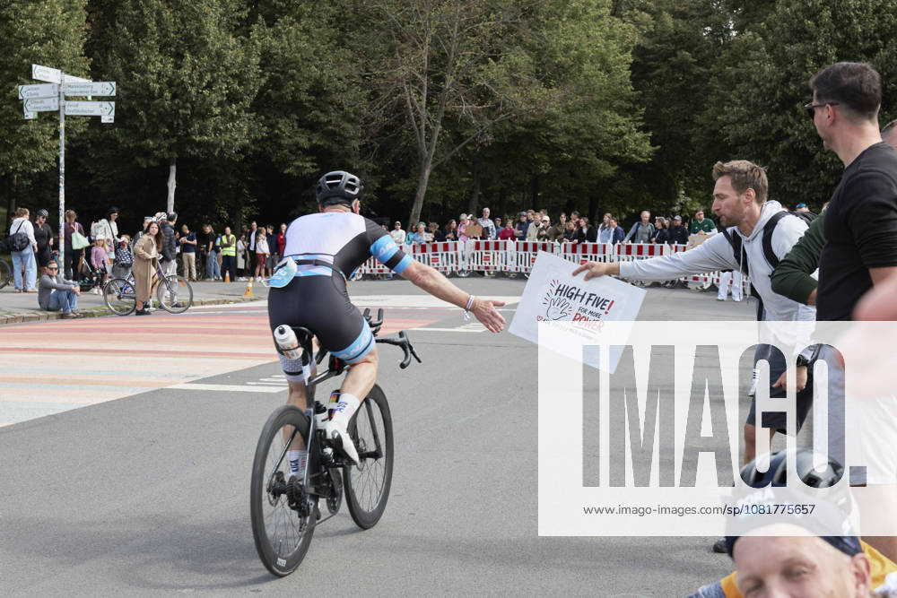 IRONMAN 70.3 Leipzig 2026: Radsegment, Sachsenbrücke Athletinnen und Athleten beim IRONMAN 70.3 Leipzig am 23. August 2026 während beim Radfahren. Der Wettkampf über die Halbdistanz umfasst 1,9 Kilometer Schwimmen, 90 Kilometer Radfahren und 21,1 Kilometer Laufen und ist Teil der internationalen IRONMAN-70.3-Serie.