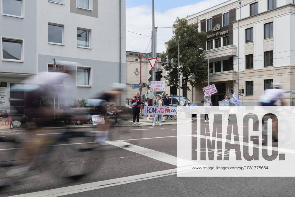 IRONMAN 70.3 Leipzig 2026: Radsegment, Marschnerstraße Athletinnen und Athleten beim IRONMAN 70.3 Leipzig am 23. August 2026 während beim Radfahren. Der Wettkampf über die Halbdistanz umfasst 1,9 Kilometer Schwimmen, 90 Kilometer Radfahren und 21,1 Kilometer Laufen und ist Teil der internationalen IRONMAN-70.3-Serie.