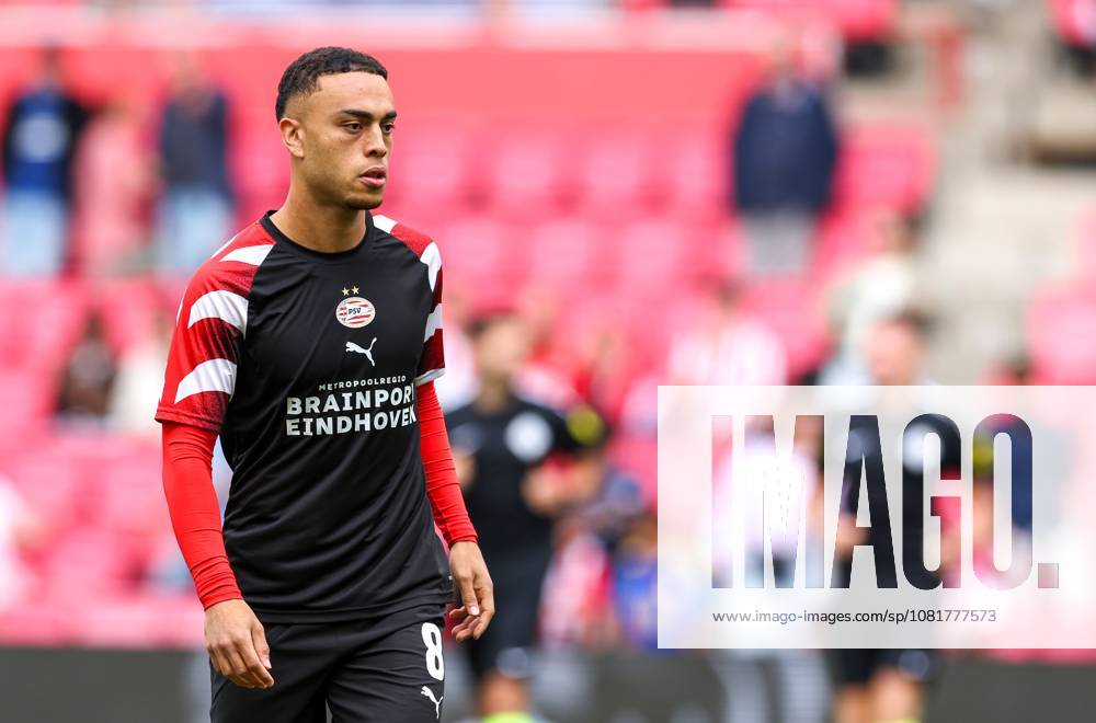 EINDHOVEN - PSV Eindhoven verdediger Sergino Dest tijdens de warming up voor de Vriendenloterij eredivisie wedstrijd tussen PSV en FC Groningen in Philips stadion op 23 augustus 2026 in Eindhoven , Nederland. -