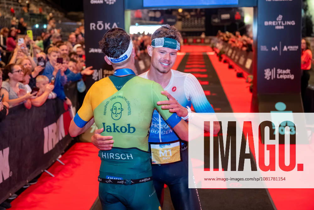 Leipzig - Triathlon-Premiere in Leipzig: Willy Hirsch und Caroline Pohle gewinnen Ironman 70.3, Leipziger Geschwister auf Platz 2 (Teil 2) 23.08.2026 ab 8 Uhr¨Stadtgebiet Leipzig und Umland ¨Fotograf: EHL Media Erik-Holm Langhof Im Foto: Wilhelm Willy Hirsch, Erster Platz (links) und Rico Bogen, Zweiter Platz Am Sonntagmorgen startete am Cospudener See erstmals ein Ironman 70.3 in Leipzig. Sportamtsleiterin Katja Büchel gab um 8 Uhr den Startschuss für die männlichen Profis, fünf Minuten später folgten die Profi-Frauen sowie weitere Minuten später Hunderte Amateur-Sportler. Insgesamt nahmen rund 2.500 Triathleten an der Veranstaltung teil. Vor ihnen lagen 1,9 Kilometer Schwimmen, 90 Kilometer Radfahren durch das Leipziger Neuseenland sowie ein abschließender Halbmarathon insgesamt rund 113 Kilometer. Schlussendlich setzte sich bei den Männern Wilhelm Willy Hirsch durch und gewann die Leipziger Premiere. Der Leipziger Triathlet Rico Bogen belegte den zweiten Platz, der Franzose Pierre Dupuy kam auf Platz drei. Das Rennen der Frauen entschied Caroline Pohle für sich. Bogens Schwester Bianca Bogen erreichte ebenfalls Platz zwei. Auf den dritten Podestplatz bei den Frauen kam Brooke Gillies aus Großbritannien. Leipzig Sachsen Deutschland