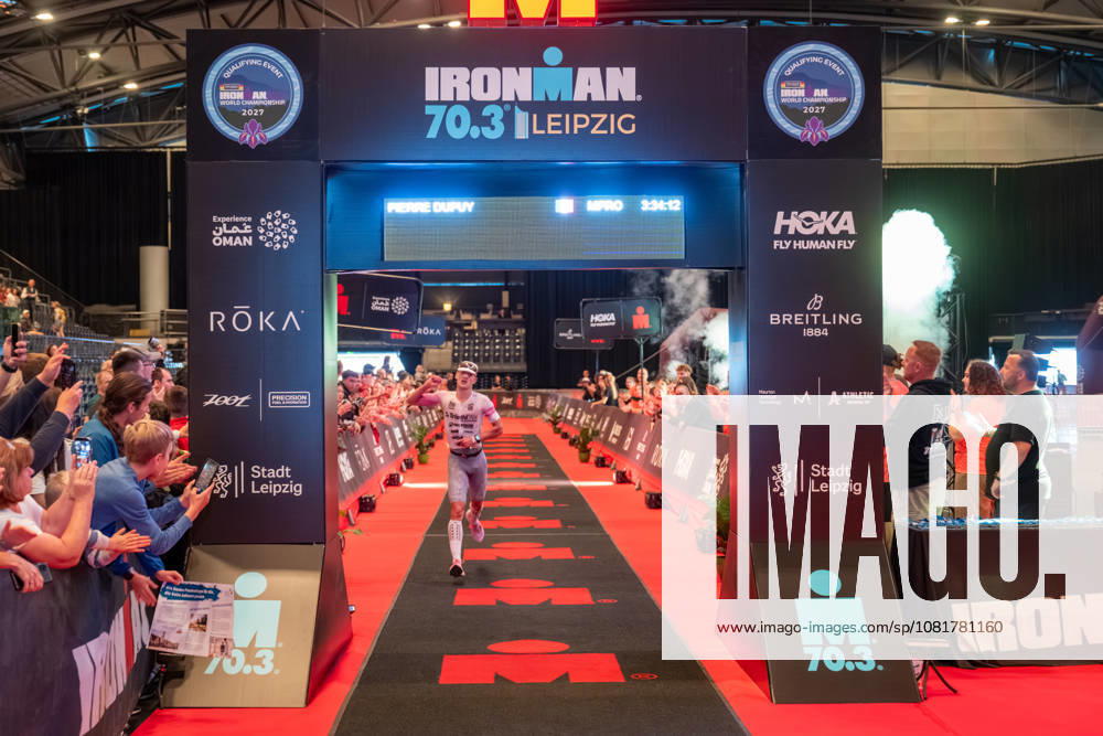 Leipzig - Triathlon-Premiere in Leipzig: Willy Hirsch und Caroline Pohle gewinnen Ironman 70.3, Leipziger Geschwister auf Platz 2 (Teil 2) 23.08.2026 ab 8 Uhr Stadtgebiet Leipzig und Umland Fotograf: EHL Media Erik-Holm Langhof Am Sonntagmorgen startete am Cospudener See erstmals ein Ironman 70.3 in Leipzig. Sportamtsleiterin Katja Büchel gab um 8 Uhr den Startschuss für die männlichen Profis, fünf Minuten später folgten die Profi-Frauen sowie weitere Minuten später Hunderte Amateur-Sportler. Insgesamt nahmen rund 2.500 Triathleten an der Veranstaltung teil. Vor ihnen lagen 1,9 Kilometer Schwimmen, 90 Kilometer Radfahren durch das Leipziger Neuseenland sowie ein abschließender Halbmarathon insgesamt rund 113 Kilometer. Schlussendlich setzte sich bei den Männern Wilhelm Willy Hirsch durch und gewann die Leipziger Premiere. Der Leipziger Triathlet Rico Bogen belegte den zweiten Platz, der Franzose Pierre Dupuy kam auf Platz drei. Das Rennen der Frauen entschied Caroline Pohle für sich. Bogens Schwester Bianca Bogen erreichte ebenfalls Platz zwei. Auf den dritten Podestplatz bei den Frauen kam Brooke Gillies aus Großbritannien. Leipzig Sachsen Deutschland