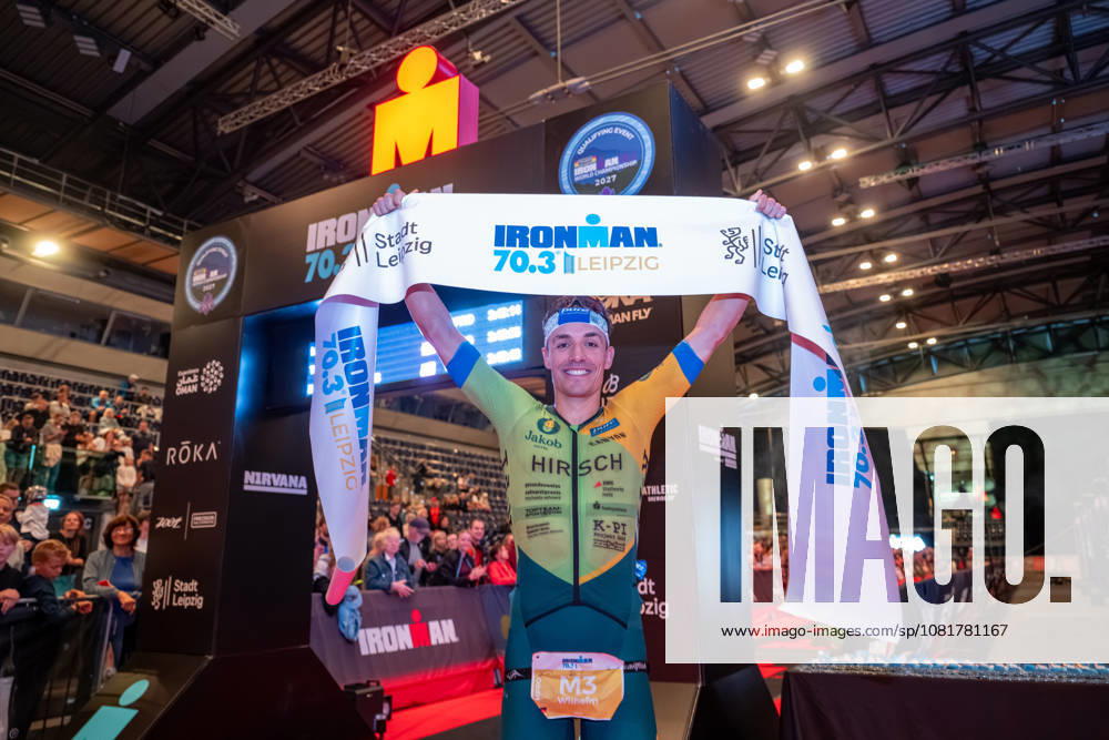 Leipzig - Triathlon-Premiere in Leipzig: Willy Hirsch und Caroline Pohle gewinnen Ironman 70.3, Leipziger Geschwister auf Platz 2 (Teil 2) 23.08.2026 ab 8 Uhr¨Stadtgebiet Leipzig und Umland ¨Fotograf: EHL Media Erik-Holm Langhof Im Foto: Wilhelm Willy Hirsch, Erster Platz Am Sonntagmorgen startete am Cospudener See erstmals ein Ironman 70.3 in Leipzig. Sportamtsleiterin Katja Büchel gab um 8 Uhr den Startschuss für die männlichen Profis, fünf Minuten später folgten die Profi-Frauen sowie weitere Minuten später Hunderte Amateur-Sportler. Insgesamt nahmen rund 2.500 Triathleten an der Veranstaltung teil. Vor ihnen lagen 1,9 Kilometer Schwimmen, 90 Kilometer Radfahren durch das Leipziger Neuseenland sowie ein abschließender Halbmarathon insgesamt rund 113 Kilometer. Schlussendlich setzte sich bei den Männern Wilhelm Willy Hirsch durch und gewann die Leipziger Premiere. Der Leipziger Triathlet Rico Bogen belegte den zweiten Platz, der Franzose Pierre Dupuy kam auf Platz drei. Das Rennen der Frauen entschied Caroline Pohle für sich. Bogens Schwester Bianca Bogen erreichte ebenfalls Platz zwei. Auf den dritten Podestplatz bei den Frauen kam Brooke Gillies aus Großbritannien. Leipzig Sachsen Deutschland