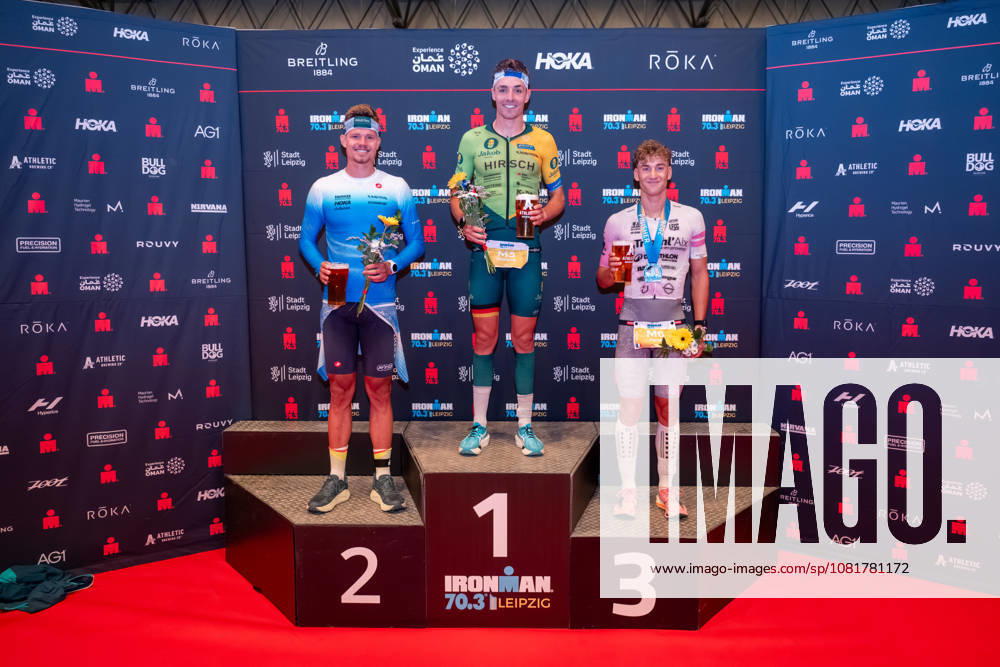 Leipzig - Triathlon-Premiere in Leipzig: Willy Hirsch und Caroline Pohle gewinnen Ironman 70.3, Leipziger Geschwister auf Platz 2 (Teil 2) 23.08.2026 ab 8 Uhr¨Stadtgebiet Leipzig und Umland ¨Fotograf: EHL Media Erik-Holm Langhof Im Foto: Rico Bogen, Zweiter Platz, Wilhelm Willy Hirsch, Erster Platz und Pierre Dupuy, Dritter Platz (von links) Am Sonntagmorgen startete am Cospudener See erstmals ein Ironman 70.3 in Leipzig. Sportamtsleiterin Katja Büchel gab um 8 Uhr den Startschuss für die männlichen Profis, fünf Minuten später folgten die Profi-Frauen sowie weitere Minuten später Hunderte Amateur-Sportler. Insgesamt nahmen rund 2.500 Triathleten an der Veranstaltung teil. Vor ihnen lagen 1,9 Kilometer Schwimmen, 90 Kilometer Radfahren durch das Leipziger Neuseenland sowie ein abschließender Halbmarathon insgesamt rund 113 Kilometer. Schlussendlich setzte sich bei den Männern Wilhelm Willy Hirsch durch und gewann die Leipziger Premiere. Der Leipziger Triathlet Rico Bogen belegte den zweiten Platz, der Franzose Pierre Dupuy kam auf Platz drei. Das Rennen der Frauen entschied Caroline Pohle für sich. Bogens Schwester Bianca Bogen erreichte ebenfalls Platz zwei. Auf den dritten Podestplatz bei den Frauen kam Brooke Gillies aus Großbritannien. Leipzig Sachsen Deutschland