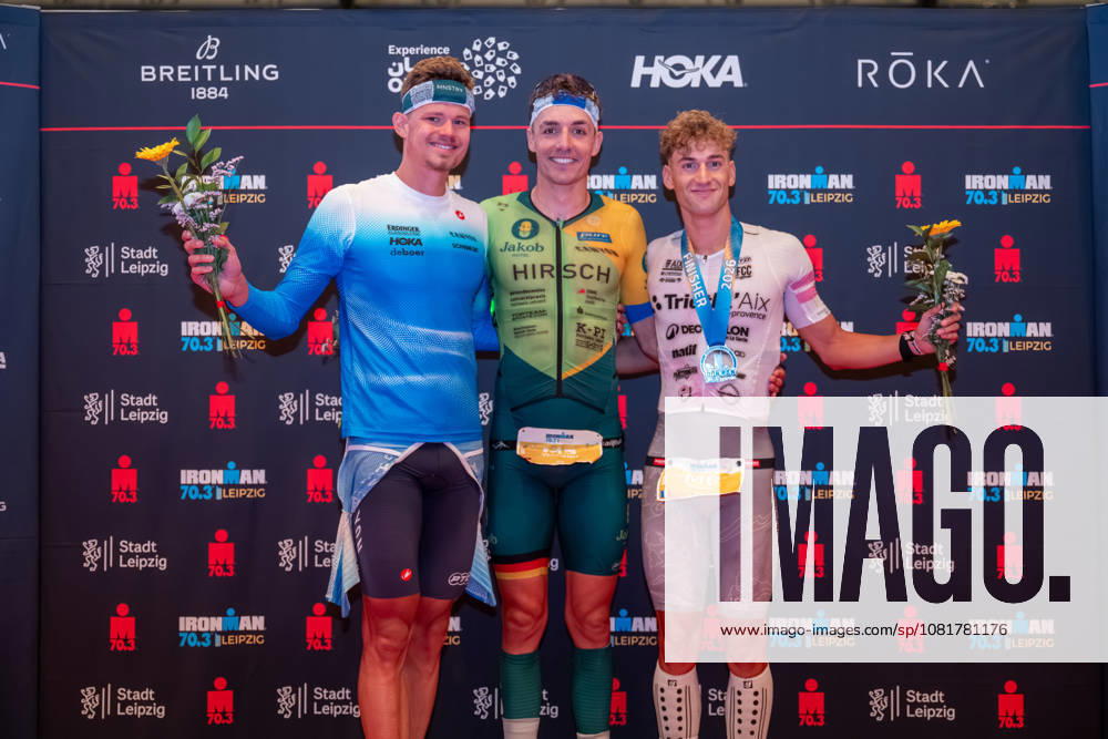 Leipzig - Triathlon-Premiere in Leipzig: Willy Hirsch und Caroline Pohle gewinnen Ironman 70.3, Leipziger Geschwister auf Platz 2 (Teil 2) 23.08.2026 ab 8 Uhr¨Stadtgebiet Leipzig und Umland ¨Fotograf: EHL Media Erik-Holm Langhof Im Foto: Rico Bogen, Zweiter Platz, Wilhelm Willy Hirsch, Erster Platz und Pierre Dupuy, Dritter Platz (von links) Am Sonntagmorgen startete am Cospudener See erstmals ein Ironman 70.3 in Leipzig. Sportamtsleiterin Katja Büchel gab um 8 Uhr den Startschuss für die männlichen Profis, fünf Minuten später folgten die Profi-Frauen sowie weitere Minuten später Hunderte Amateur-Sportler. Insgesamt nahmen rund 2.500 Triathleten an der Veranstaltung teil. Vor ihnen lagen 1,9 Kilometer Schwimmen, 90 Kilometer Radfahren durch das Leipziger Neuseenland sowie ein abschließender Halbmarathon insgesamt rund 113 Kilometer. Schlussendlich setzte sich bei den Männern Wilhelm Willy Hirsch durch und gewann die Leipziger Premiere. Der Leipziger Triathlet Rico Bogen belegte den zweiten Platz, der Franzose Pierre Dupuy kam auf Platz drei. Das Rennen der Frauen entschied Caroline Pohle für sich. Bogens Schwester Bianca Bogen erreichte ebenfalls Platz zwei. Auf den dritten Podestplatz bei den Frauen kam Brooke Gillies aus Großbritannien. Leipzig Sachsen Deutschland