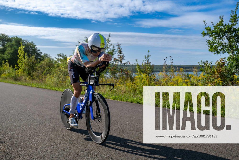 Leipzig - Triathlon-Premiere in Leipzig: Willy Hirsch und Caroline Pohle gewinnen Ironman 70.3, Leipziger Geschwister auf Platz 2 (Teil 2) 23.08.2026 ab 8 Uhr Stadtgebiet Leipzig und Umland Fotograf: EHL Media Erik-Holm Langhof Am Sonntagmorgen startete am Cospudener See erstmals ein Ironman 70.3 in Leipzig. Sportamtsleiterin Katja Büchel gab um 8 Uhr den Startschuss für die männlichen Profis, fünf Minuten später folgten die Profi-Frauen sowie weitere Minuten später Hunderte Amateur-Sportler. Insgesamt nahmen rund 2.500 Triathleten an der Veranstaltung teil. Vor ihnen lagen 1,9 Kilometer Schwimmen, 90 Kilometer Radfahren durch das Leipziger Neuseenland sowie ein abschließender Halbmarathon insgesamt rund 113 Kilometer. Schlussendlich setzte sich bei den Männern Wilhelm Willy Hirsch durch und gewann die Leipziger Premiere. Der Leipziger Triathlet Rico Bogen belegte den zweiten Platz, der Franzose Pierre Dupuy kam auf Platz drei. Das Rennen der Frauen entschied Caroline Pohle für sich. Bogens Schwester Bianca Bogen erreichte ebenfalls Platz zwei. Auf den dritten Podestplatz bei den Frauen kam Brooke Gillies aus Großbritannien. Leipzig Sachsen Deutschland