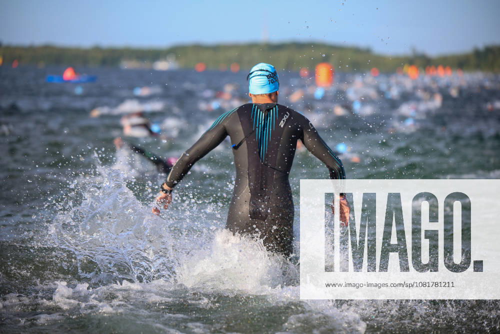 Leipzig - Triathlon-Premiere in Leipzig: Willy Hirsch und Caroline Pohle gewinnen Ironman 70.3, Leipziger Geschwister auf Platz 2 (Teil 2) 23.08.2026 ab 8 Uhr Stadtgebiet Leipzig und Umland Fotograf: EHL Media Erik-Holm Langhof Am Sonntagmorgen startete am Cospudener See erstmals ein Ironman 70.3 in Leipzig. Sportamtsleiterin Katja Büchel gab um 8 Uhr den Startschuss für die männlichen Profis, fünf Minuten später folgten die Profi-Frauen sowie weitere Minuten später Hunderte Amateur-Sportler. Insgesamt nahmen rund 2.500 Triathleten an der Veranstaltung teil. Vor ihnen lagen 1,9 Kilometer Schwimmen, 90 Kilometer Radfahren durch das Leipziger Neuseenland sowie ein abschließender Halbmarathon insgesamt rund 113 Kilometer. Schlussendlich setzte sich bei den Männern Wilhelm Willy Hirsch durch und gewann die Leipziger Premiere. Der Leipziger Triathlet Rico Bogen belegte den zweiten Platz, der Franzose Pierre Dupuy kam auf Platz drei. Das Rennen der Frauen entschied Caroline Pohle für sich. Bogens Schwester Bianca Bogen erreichte ebenfalls Platz zwei. Auf den dritten Podestplatz bei den Frauen kam Brooke Gillies aus Großbritannien. Leipzig Sachsen Deutschland