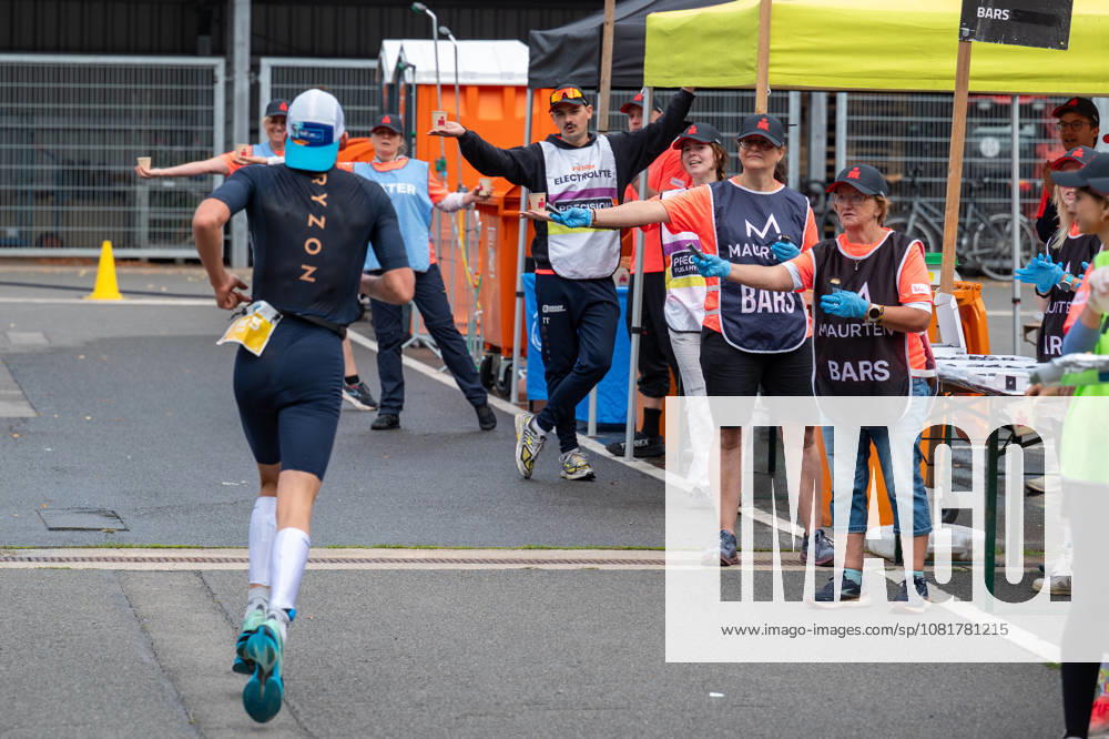 Leipzig - Triathlon-Premiere in Leipzig: Willy Hirsch und Caroline Pohle gewinnen Ironman 70.3, Leipziger Geschwister auf Platz 2 (Teil 2) 23.08.2026 ab 8 Uhr Stadtgebiet Leipzig und Umland Fotograf: EHL Media Erik-Holm Langhof Am Sonntagmorgen startete am Cospudener See erstmals ein Ironman 70.3 in Leipzig. Sportamtsleiterin Katja Büchel gab um 8 Uhr den Startschuss für die männlichen Profis, fünf Minuten später folgten die Profi-Frauen sowie weitere Minuten später Hunderte Amateur-Sportler. Insgesamt nahmen rund 2.500 Triathleten an der Veranstaltung teil. Vor ihnen lagen 1,9 Kilometer Schwimmen, 90 Kilometer Radfahren durch das Leipziger Neuseenland sowie ein abschließender Halbmarathon insgesamt rund 113 Kilometer. Schlussendlich setzte sich bei den Männern Wilhelm Willy Hirsch durch und gewann die Leipziger Premiere. Der Leipziger Triathlet Rico Bogen belegte den zweiten Platz, der Franzose Pierre Dupuy kam auf Platz drei. Das Rennen der Frauen entschied Caroline Pohle für sich. Bogens Schwester Bianca Bogen erreichte ebenfalls Platz zwei. Auf den dritten Podestplatz bei den Frauen kam Brooke Gillies aus Großbritannien. Leipzig Sachsen Deutschland