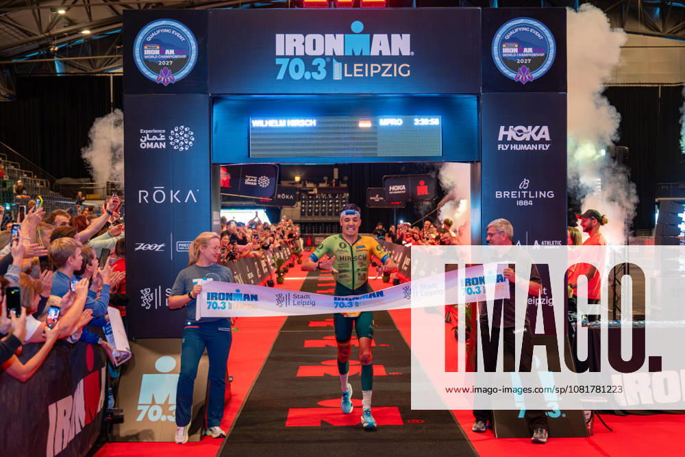 Leipzig - Triathlon-Premiere in Leipzig: Willy Hirsch und Caroline Pohle gewinnen Ironman 70.3, Leipziger Geschwister auf Platz 2 (Teil 2) 23.08.2026 ab 8 Uhr¨Stadtgebiet Leipzig und Umland ¨Fotograf: EHL Media Erik-Holm Langhof Im Foto: Wilhelm Willy Hirsch, Erster Platz Am Sonntagmorgen startete am Cospudener See erstmals ein Ironman 70.3 in Leipzig. Sportamtsleiterin Katja Büchel gab um 8 Uhr den Startschuss für die männlichen Profis, fünf Minuten später folgten die Profi-Frauen sowie weitere Minuten später Hunderte Amateur-Sportler. Insgesamt nahmen rund 2.500 Triathleten an der Veranstaltung teil. Vor ihnen lagen 1,9 Kilometer Schwimmen, 90 Kilometer Radfahren durch das Leipziger Neuseenland sowie ein abschließender Halbmarathon insgesamt rund 113 Kilometer. Schlussendlich setzte sich bei den Männern Wilhelm Willy Hirsch durch und gewann die Leipziger Premiere. Der Leipziger Triathlet Rico Bogen belegte den zweiten Platz, der Franzose Pierre Dupuy kam auf Platz drei. Das Rennen der Frauen entschied Caroline Pohle für sich. Bogens Schwester Bianca Bogen erreichte ebenfalls Platz zwei. Auf den dritten Podestplatz bei den Frauen kam Brooke Gillies aus Großbritannien. Leipzig Sachsen Deutschland