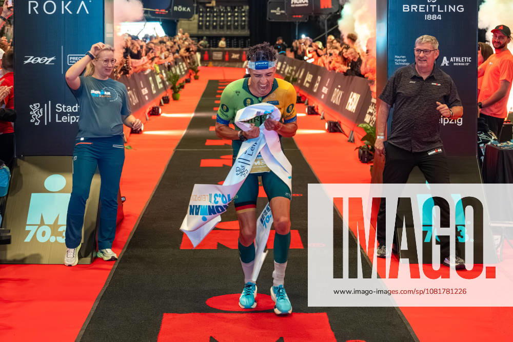 Leipzig - Triathlon-Premiere in Leipzig: Willy Hirsch und Caroline Pohle gewinnen Ironman 70.3, Leipziger Geschwister auf Platz 2 (Teil 2) 23.08.2026 ab 8 Uhr¨Stadtgebiet Leipzig und Umland ¨Fotograf: EHL Media Erik-Holm Langhof Im Foto: Wilhelm Willy Hirsch, Erster Platz Am Sonntagmorgen startete am Cospudener See erstmals ein Ironman 70.3 in Leipzig. Sportamtsleiterin Katja Büchel gab um 8 Uhr den Startschuss für die männlichen Profis, fünf Minuten später folgten die Profi-Frauen sowie weitere Minuten später Hunderte Amateur-Sportler. Insgesamt nahmen rund 2.500 Triathleten an der Veranstaltung teil. Vor ihnen lagen 1,9 Kilometer Schwimmen, 90 Kilometer Radfahren durch das Leipziger Neuseenland sowie ein abschließender Halbmarathon insgesamt rund 113 Kilometer. Schlussendlich setzte sich bei den Männern Wilhelm Willy Hirsch durch und gewann die Leipziger Premiere. Der Leipziger Triathlet Rico Bogen belegte den zweiten Platz, der Franzose Pierre Dupuy kam auf Platz drei. Das Rennen der Frauen entschied Caroline Pohle für sich. Bogens Schwester Bianca Bogen erreichte ebenfalls Platz zwei. Auf den dritten Podestplatz bei den Frauen kam Brooke Gillies aus Großbritannien. Leipzig Sachsen Deutschland